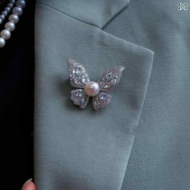 ブローチ レディース 女性用 蝶 バタフライ エレガント 上品 高級感 豪華 ゴージャス 合金製 電気メッ..