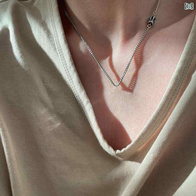 ネックレス レディース 女性用 唐草 浮彫 花柄 フラワーモチーフ スクエアプレート タグ ペンダント ヴィンテージ レトロ 個性的 おしゃれ 精巧 普段使い メッキ加工 シルバーカラー ロングネックレス 秋冬