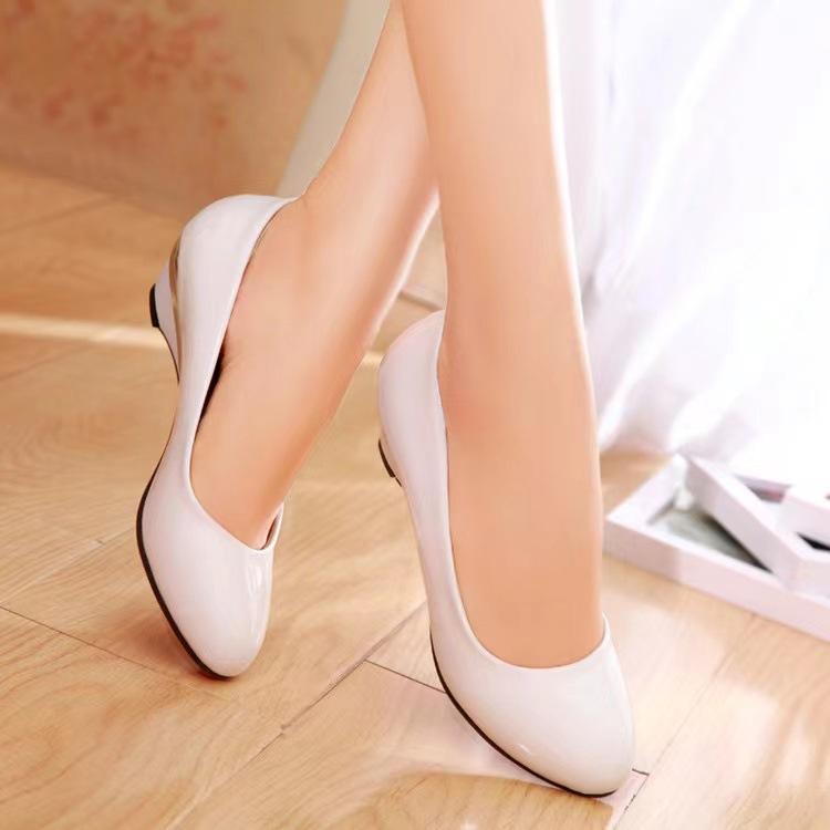 パンプス レディース 女性用 ウェッジソール ローヒール エナメル ラウンドトゥ スリッポン オールシーズン 通年 フェイクレザー 黒 白 デイリーユース 普段使い 通勤 快適