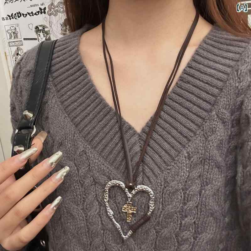 樂天商城 - ネックレス レディース ハート クロスモチーフ ペンダント ロング丈 セーター パーカー向け 合金製 レザー調 存在感 個性的 ユニーク 軽やか 高級感 ファッション カジュアル 普段使い