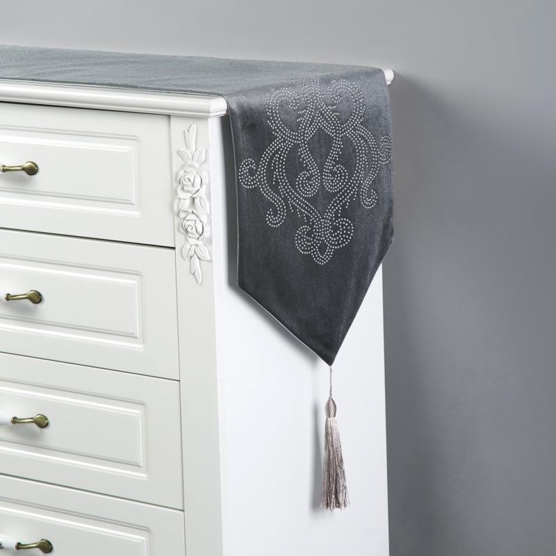 テーブルランナー 欧風 ヨーロピアン 高密度ベルベット調起毛生地 大判花柄 ラインストーン飾り 食卓 ダイニング ローテーブル テレビ台 シューズラック カバー ポリエステル 高級感