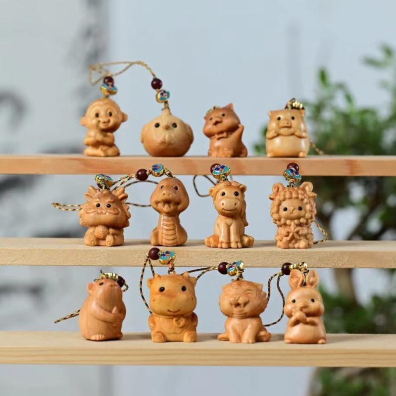 ・加工: 研磨、手編み・素材: 木・カラー展開: 子、丑、寅、卯、辰、巳、午、未、申、酉、戌、亥・スタイル: キュート・デザイン: 携帯ストラップ・柄: クマ、ブタ、小動物・トレンド要素: 十二支・スタイル分類: レトロ