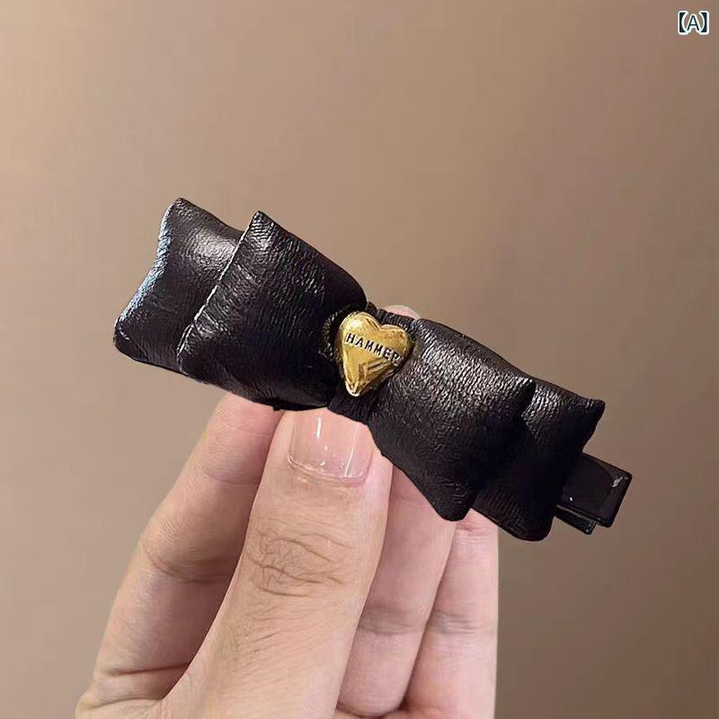 ・カテゴリ: ヘアアクセサリー・スタイル: 文芸レトロ・主な素材: 布、合金・ヘアクリップ種類: ダッカールクリップ・: レザーリボン・カラー展開: ブラック、ブラウン、ワインレッド・対象: レディース