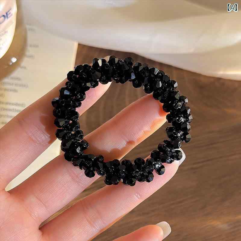 ・カテゴリ: ヘアゴム・主な素材: ラインストーン・加工: 手作り・カラー展開: ブラック、オフホワイト、ガンメタルブラック、シャンパン・スタイル: 韓国・テイスト: フレッシュスイート・特徴: 高伸縮性・柄: 幾何学模様（リング）