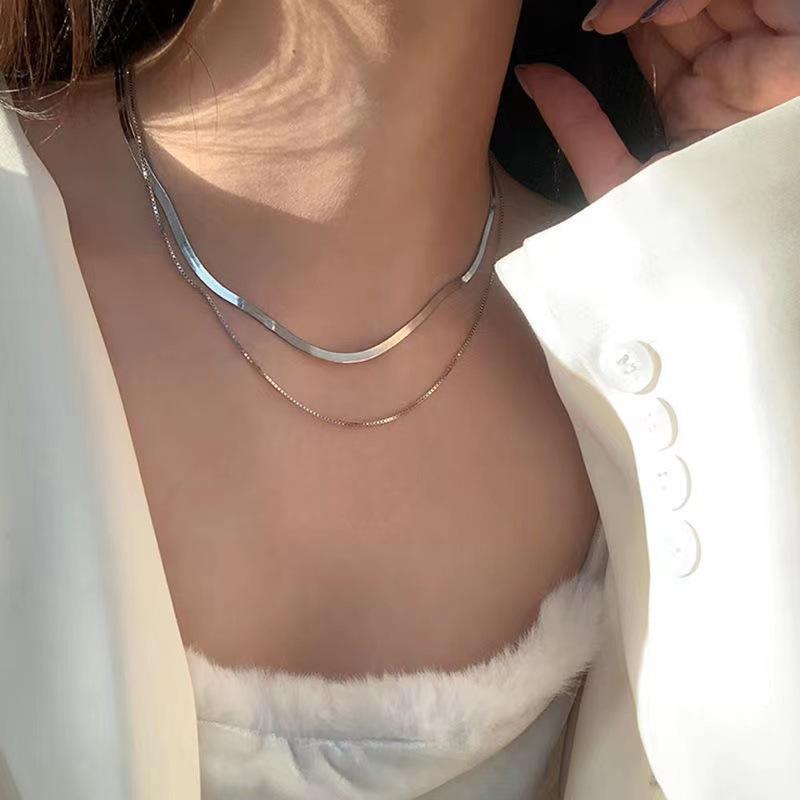 ネックレス 首飾り レディース 二連 スネークチェーン フラット ショート レイヤード 重ね付け 個性的 ユニーク レトロ アンティーク調 シンプル ヒップホップ 合金 電気メッキ加工 シルバー ゴールド