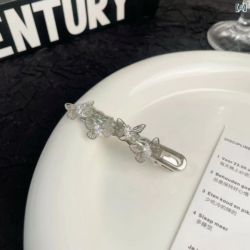 ヘアクリップ レディース 女性用 蝶 バタフライモチーフ 透かし細工 クリスタル ビジュー 髪飾り 前髪 サイド 留め ダックビルクリップ 上品 繊細 エレガント 甘辛ミックス 万能 カジュアル 普段使い