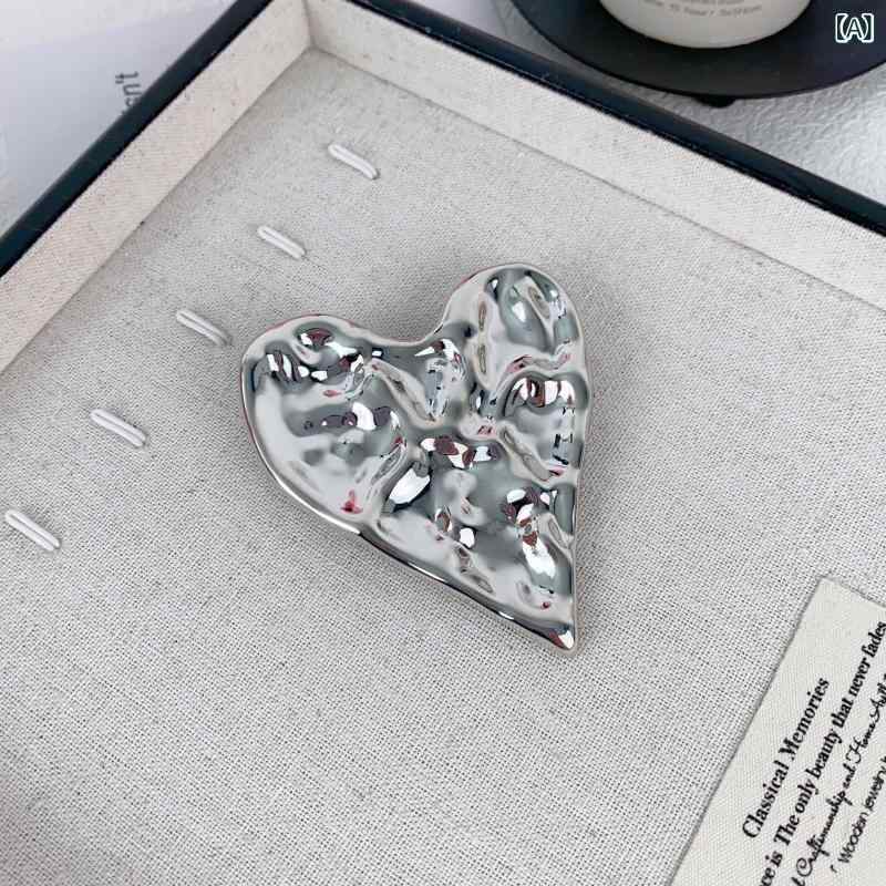 胸ブローチ 男女兼用 欧米風 チタン鋼製 不規則 変形ハート 個性的 高級感 万能 アクセサリー シルバー..