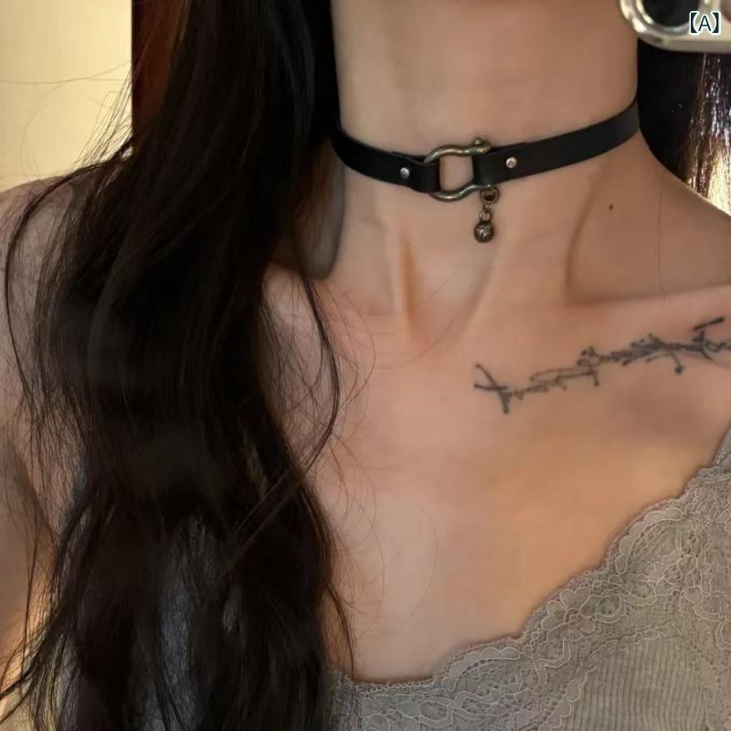 チョーカー レディース 女性用 レザー 革 合金 メタル 馬蹄 ホースシュー バックル アンティークゴールド 鈴 ミニベル ラウンドチャーム 個性的 上品 エレガント 軽やか ラグジュアリー ショート 鎖骨ネックレス デコルテライン