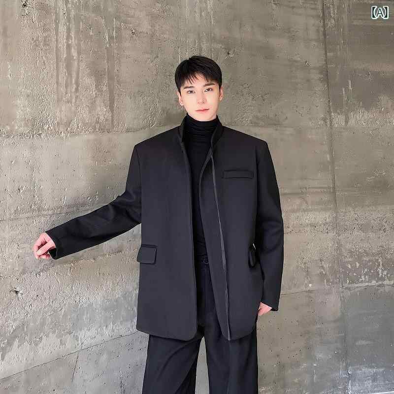 ・カテゴリ: カジュアルジャケット・スタイル: 国潮・主な素材: ポリエステル・ネックライン: スタンドカラー・袖丈: 長袖・柄: 無地・シルエット: ゆったり・前立て: シングルブレスト1つボタン・着用シーン: カジュアル・ディテール: ジャカード織り・着丈: レギュラー・ポケット: フラップポケット・カラー展開: ブラック・サイズ展開: M, L, XL・裾: ラウンドヘム・性別: メンズ・ターゲット層: 18-24歳