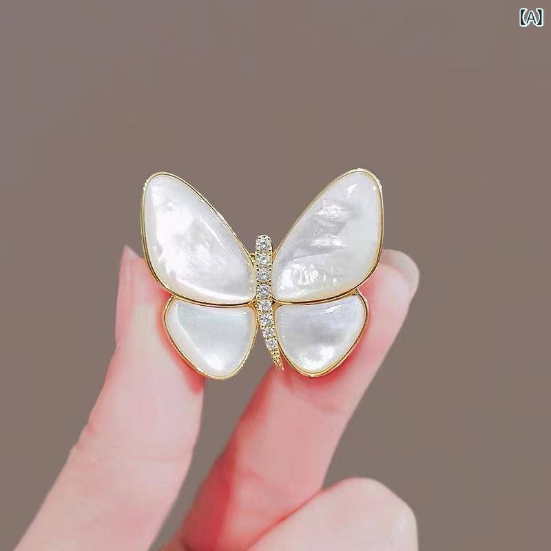 ブローチ レディース 蝶 バタフライ 高級感 エレガント 上品 胸飾り スーツ ジャケット フォーマル カジュアル オフィス 通勤 コサージュ アクセサリー ピン 華やか 多機能 万能 韓国ファッション