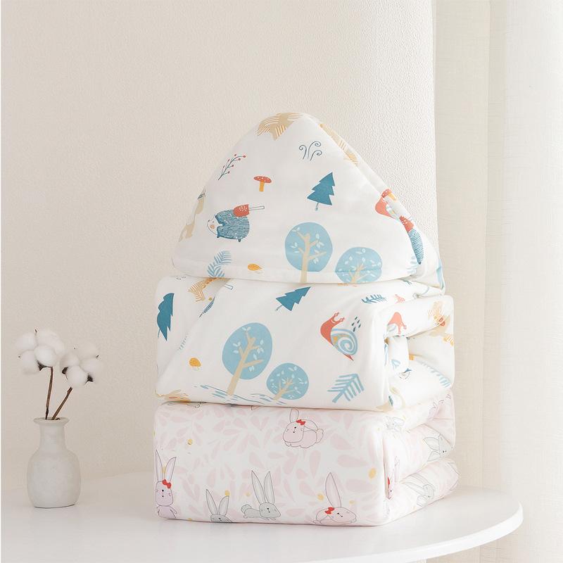 ・カテゴリ: おくるみ・主な素材: 綿100%・詰め物: 化繊・柄: アニマル、ストライプ、キャラクター、レター、花柄、ドット、図形、幾何学模様・カラー展開: ピンク、ブルー、イエロー・サイズ: 約100cm角・対象年齢: 1〜3歳児向け