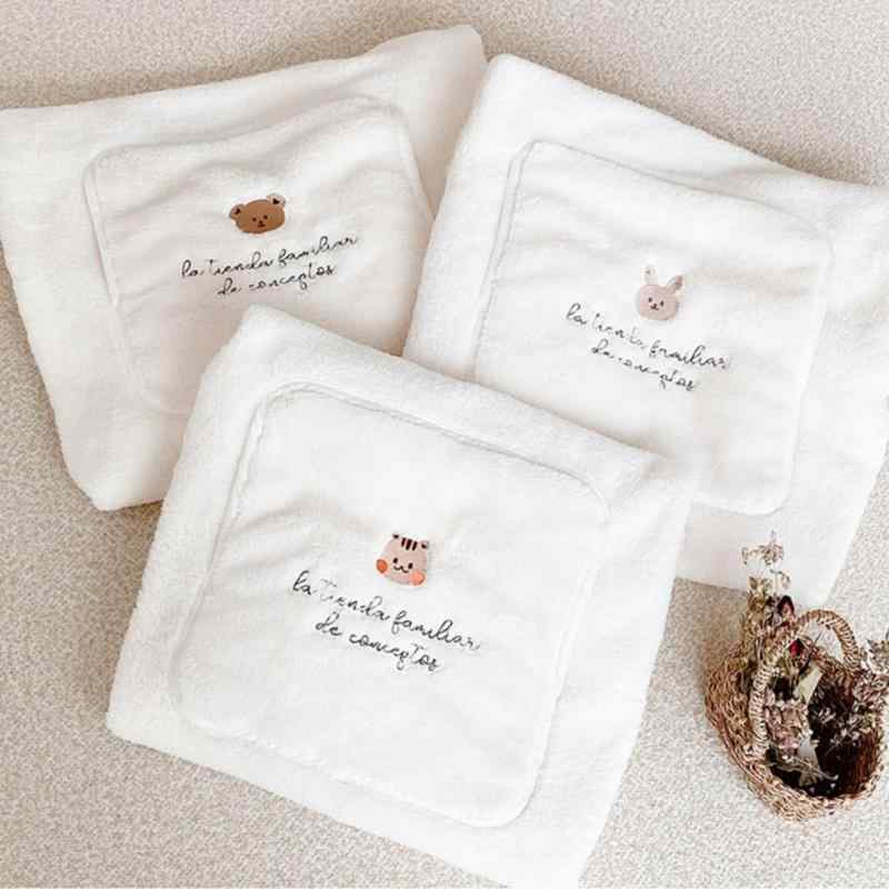 Rakuten - ベビーケープ 赤ちゃん用 フランネル クマ刺繍 ベビーカー 抱っこ紐 防風 保温 あったか ふわふわ お出かけ 携帯用 コンパクト シンプル オールシーズン ブランケット ひざ掛け