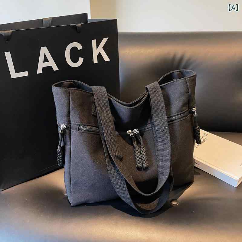・カテゴリ: バッグ・カラー展開: ブラック、オフホワイト、カーキ・スタイル: アーバンミニマル・主な素材: キャンバス・サイズ: ミディアム・日常コーディネート: 日常使い・デザイン要素: ステッチ、バイカラー・裏地: ポリエステル・バッグの形状: 縦型スクエア・開閉方法: ファスナー・内部構造: ファスナーポケット、携帯電話ポケット、仕切りファスナーポケット・外ポケットの種類: オープンポケット・硬さ: ソフト・ショルダーストラップ本数: 1本