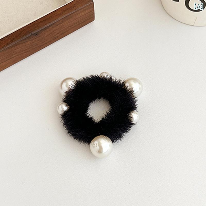 ・カテゴリ: ヘアゴム・素材: ぬいぐるみ・加工技術: ハンドメイド・カラー展開: ブラック、ブラウン、ライトブラウン、ピンク、オフホワイト・デザイン: サークル、球体・スタイル: 韓国風、フェミニン・タイプ: 高伸縮性・ジャンル: フレッシュ、ガーリー