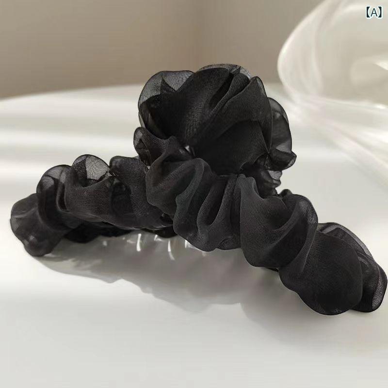 ・カテゴリ: ヘアアクセサリー・主な素材: プラスチック、樹脂・スタイル: 韓国風、フェミニン・加工技術: ・ヘアクリップ分類: バンスクリップ・カラー展開: ブラック、ベージュ、ピンク、カーキ、グレー・サイズ: 約13cm・トレンド要素: ギャザー、フリル・対象: 女性用