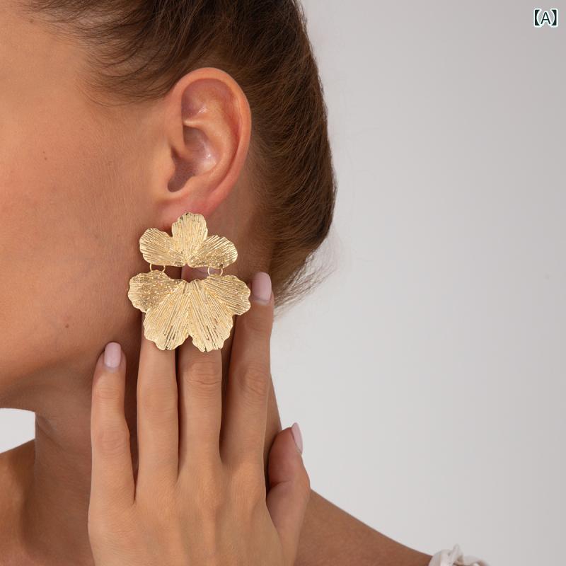Rhodolite - ピアス レディース 大ぶり メタル調 立体フラワー 花モチーフ 合金製 電気メッキ加工 ゴールド シルバー 大人かわいい 個性的 存在感 高級感 ファッション 通勤 オフィス エレガント 耳飾り アクセサリー