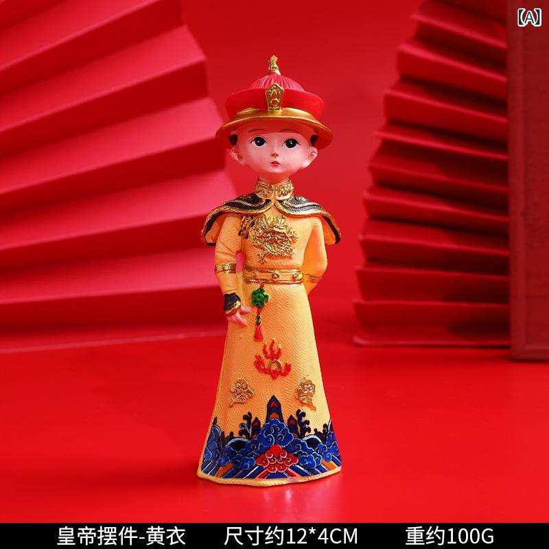 ・主な素材: 合成樹脂・カテゴリ: 人物・カラー展開: イエロー、レッド・サイズ展開: 小 (高さ約12cm)、中 (高さ約18cm)、大 (高さ約23cm)・種類: 皇帝、皇后、皇帝+皇后セット・用途: 誕生日、卒業、パーティー・スタイル...