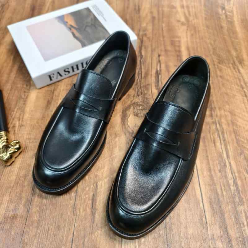 ローファー メンズ 男性用 英国風 クラシック レトロ 定番 スリッポン 革靴 レザーシューズ 本革 ビジネス 通勤 職場 紳士 カジュアル 普段使い デイリーユース 快適 履き心地良い 通気性 ラウンドトゥ ブラック