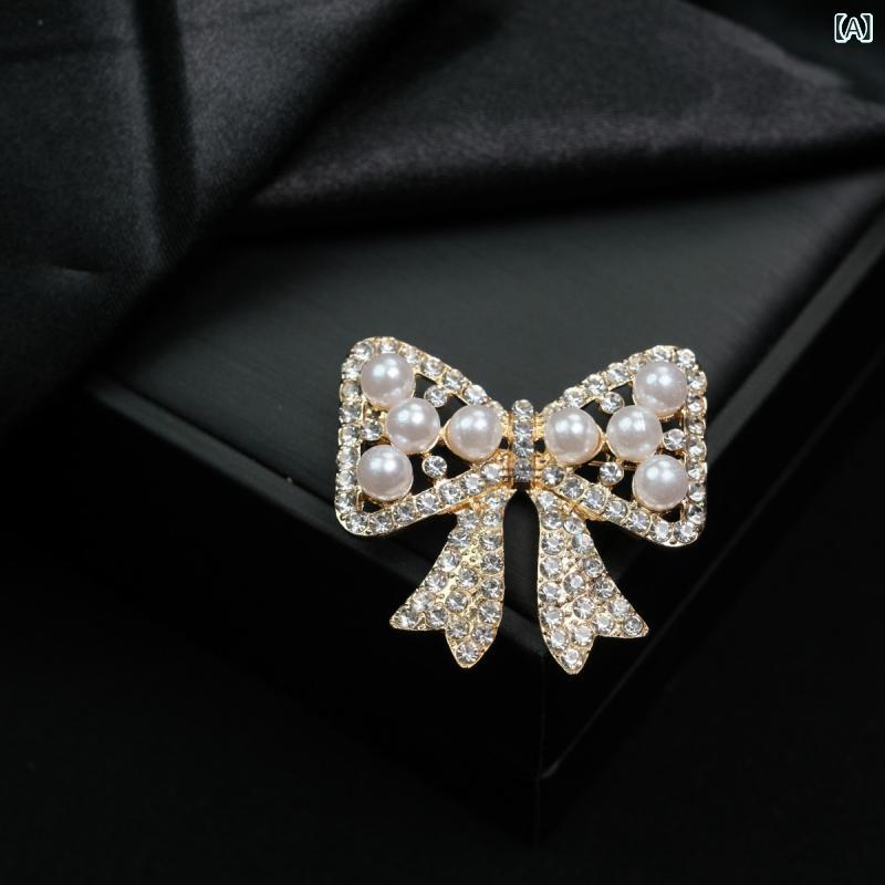 ブローチ レディース 女性用 蝶結び リボンモチーフ エレガント 上品 高級感 露出防止 固定 留め具 亜鉛合金 電気メッキ ファッション小物 オフィスカジュアル 通勤 普段使い 万能