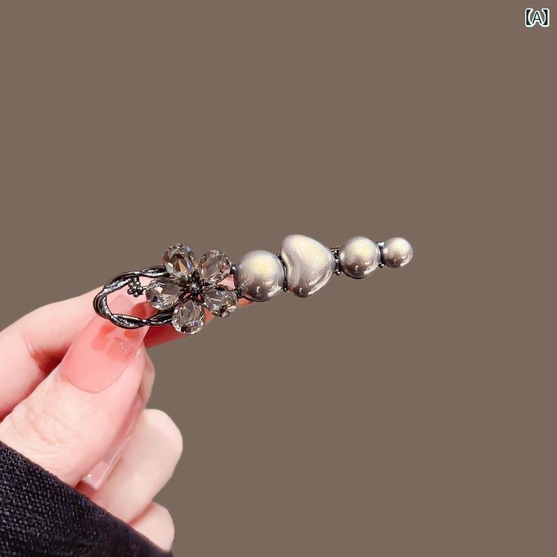 ・素材: 合金・加工技術: 電鍍・ヘアクリップ分類: サイドクリップ・カラー展開: パールクリスタルフラワー・トレンド要素: 花柄・スタイル: プリンセス・スタイル分類: フレッシュ、スウィート・カテゴリ: ヘッドドレス・対象: レディース