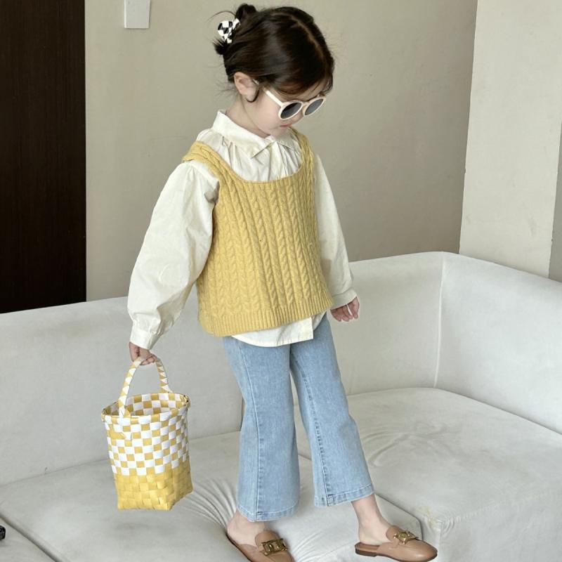 ・カテゴリ: 子供用シャツ・性別: 女性・対象年齢: 3〜8歳 (100〜140cm)・スタイル: 韓国・ネックライン: 襟付き・袖丈: 長袖・柄: 無地・特徴: トレンド・主な素材: 綿90%・安全基準: B類・カラー展開: ベージュ、エッグイエロー、ライトブルー・サイズ展開: 90cm、100cm、110cm、120cm、130cm、140cm