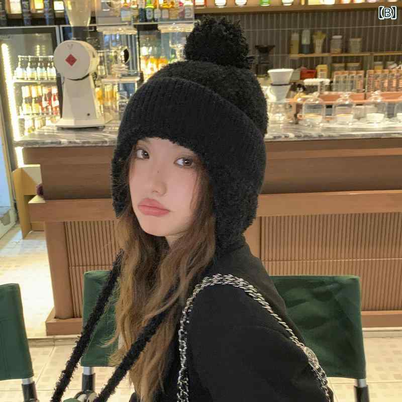 narukiのニット帽 レディース 韓国風 ファッション ファー ポンポン もこもこ 耳当て付き ストラップ付き 小顔効果 厚手 裏ボア ロシア帽 トラッパーハット 防寒 保温 ベージュ ブラック グレー 秋冬｜アングル2