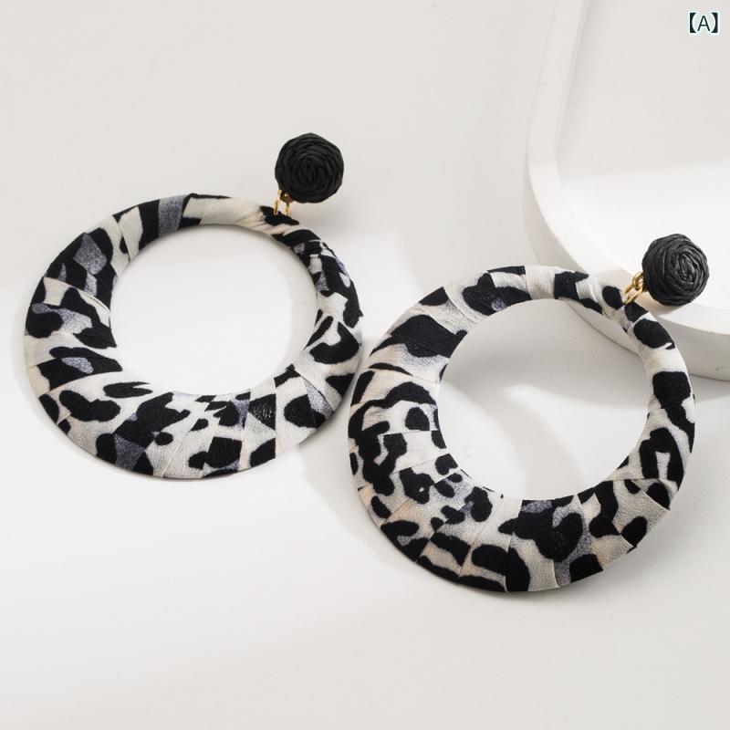 ピアス イヤリング レディース 女性用 ヒョウ柄 レオパード柄 大ぶり フープ 合金 布製 ファブリック エレガント 個性的 高級感 カジュアルスタイル 通勤 普段使い パーティー ブラック カーキ 秋冬