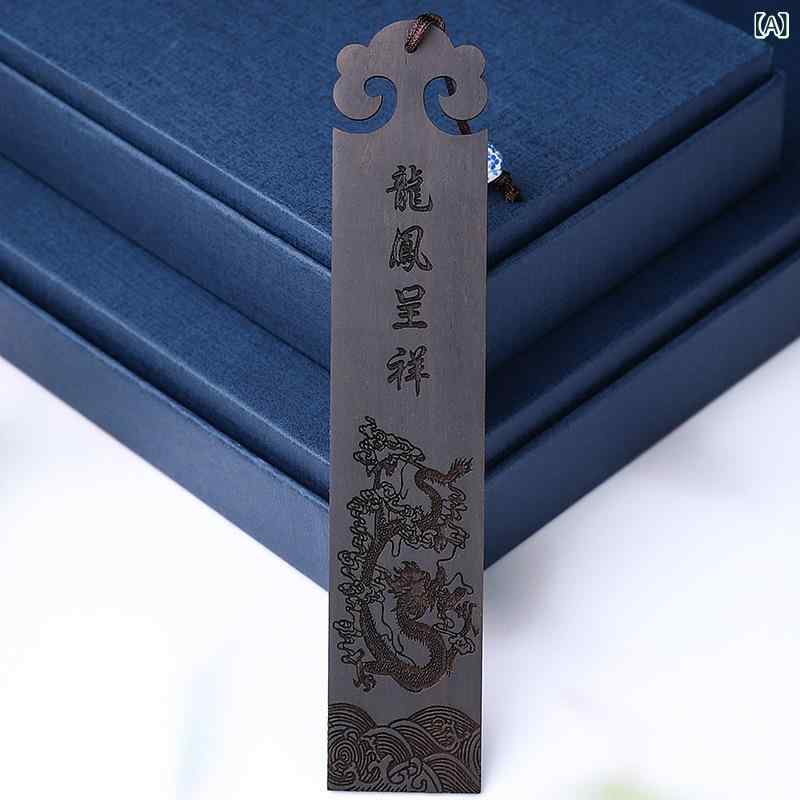 ・主な素材: 檀木、紫檀、檀香・カテゴリ: しおり・カラー展開: 黒檀・サイズ: 14.3cm × 2.9cm × 0.2cm・贈答シーン: 結婚祝い、誕生日、満月祝い、旅行記念、卒業、引越し祝い、パーティー、お見舞い・贈答相手: 後輩、カップル、夫婦、同僚、友人、先輩、子供、同級生、恩師・贈答用途: ポイント交換ギフト、ビジネスギフト、広告ギフト、販促品、会議ギフト、福利厚生ギフト、季節ギフト、表彰記念、広報ギフト・スタイル: クラシック