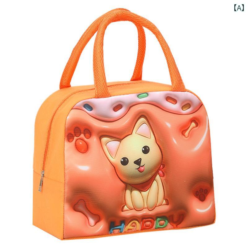 ・素材: オックスフォード生地・スタイル: キャラクター、キュート・機能: ランチバッグ・カラー展開: オレンジ柴犬、ピンクウサギ、イエロークマ、ブルーゾウ、グリーンアヒル、パープルネコ、ピンクアイスクリーム、ロイヤルブルーショベルカー、ライトブルードーナツ、ブラック車、ローズレッドキャッスル