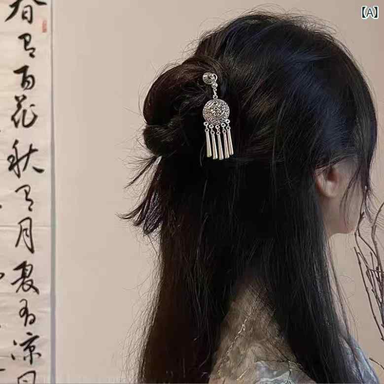 ・カテゴリ: 頭飾・スタイル: 復古・: 幾何型・素材: 金属・仕上げ: 電鍍・トレンド: 古風・カラー展開: 民族風フリンジ発簪、灯籠フリンジ発簪、古銀蝴蝶フリンジ発簪、黒珠吊坠発簪、皇冠フリンジ発簪、梅花扇子フリンジ発簪