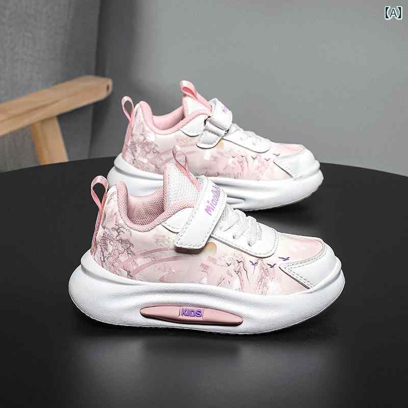 ・カラー展開: ホワイトピンク、ホワイトブラック、ホワイトダークブルー・サイズ展開: 22、23、24、25、26、27、28、29、30・対象年齢: 幼児(1-3歳)、小児(4-6歳)、中童(7-12歳)、大童(13-16歳)・アッパー素材: 人工皮革・機能: 滑り止め、耐摩耗性、衝撃吸収・対象シーズン: 春、夏、秋、冬・柄: ストライプ・靴底素材: 滑りにくい耐摩耗素材・厚み: 薄手・留め具: マジックテープ・適合用途: ランニング、スポーツ・性別: ユニセックス・カテゴリ: ランニングシューズ・スタイル: デイリーカジュアル