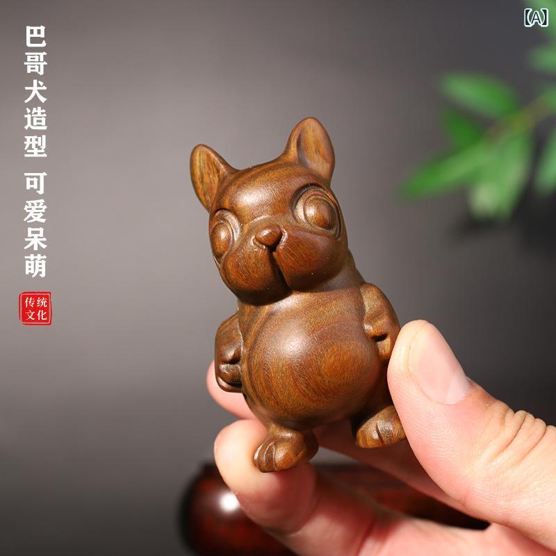 置物 パグ犬 天然 緑檀木 無垢材 手彫り 彫刻 無塗装 卓上 デスク リビング 玄関 車内 茶室 インテリア オブジェ コレクション 癒し 縁起物 プレゼント ギフト