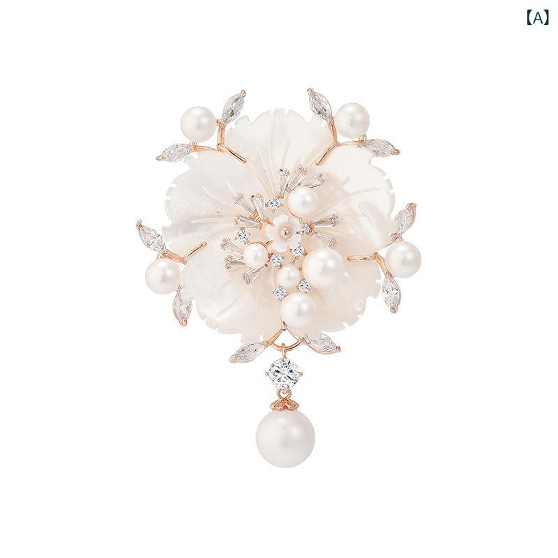 ブローチ 女性用 天然貝殻 ローズモチーフ マザーオブパール 上品 煌めく 軽やか コーディネート アクセント コート ジャケット スーツ フォーマル カジュアル