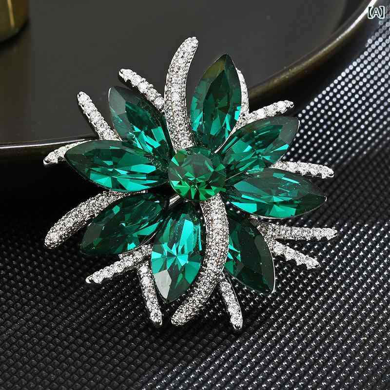 ブローチ レディース 秋冬 ライトラグジュアリー 高級感 オーストリア産クリスタル リース フラワーモチーフ アンティーク風 個性的 上品 ゴージャス ピンブローチ コサージュ 銅製 ラインストーン グリーン ブルー