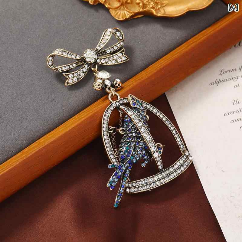 ブローチ 男女兼用 レトロ ヴィンテージ 個性的 ラインストーン オウム 鳥かご リボン 透かし彫り 精巧な装飾 合金製 コート ジャケット ストール バッグ 帽子 ワンポイント アクセサリー