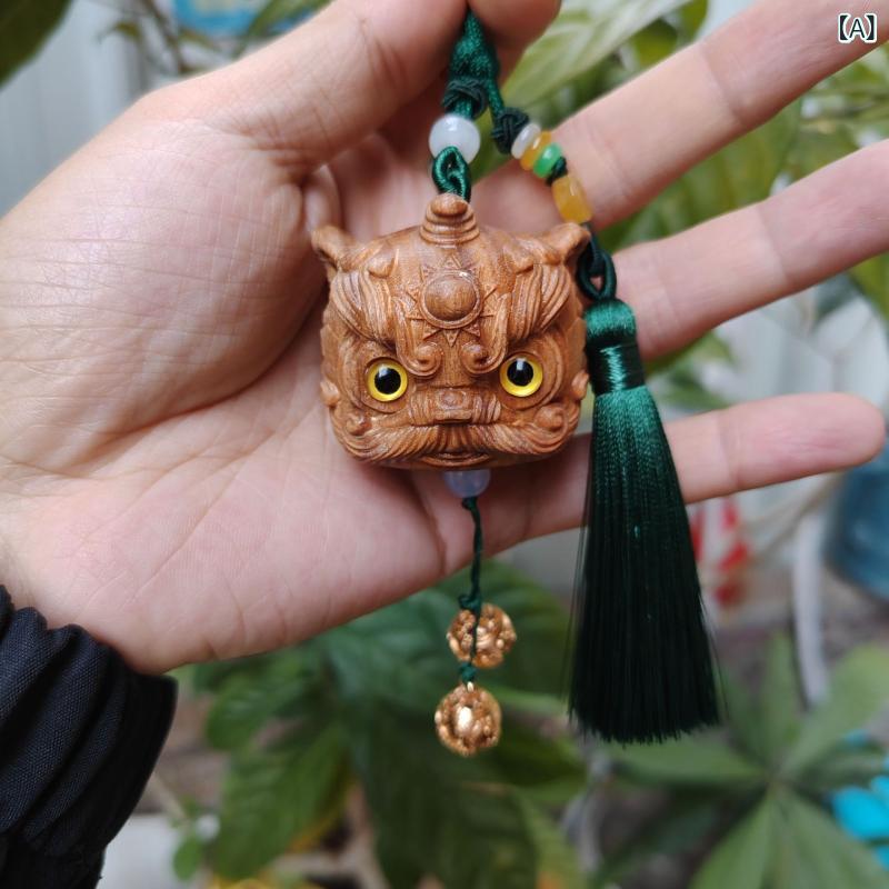 チャーム 緑檀 天然木彫り 獅子 瑞獣 縁起物 開運 魔除け 中華風 新中式 手持ち置物 車内アクセサリー ストラップ 房飾り 鈴付き 美術品 工芸品 インテリア雑貨 プレゼント