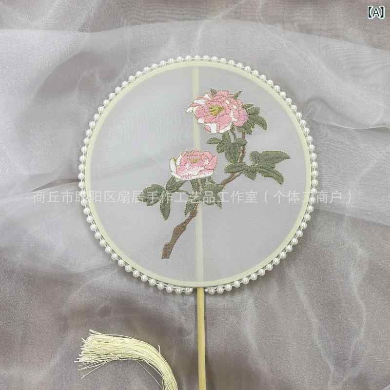 ・カテゴリ: うちわ・素材: 絹・サイズ: 約20×40cm・工法: ハンドメイド・骨組み素材: プラスチック・スタイル: 中国風・種類展開: 円形（飾りなし）、円形（タッセル付き）、円形（リボン付き）、八角形（飾りなし）、八角形（タッセル付き）、八角形（リボン付き）、鳳冠形（飾りなし）、鳳冠形（タッセル付き）、鳳冠形（リボン付き）