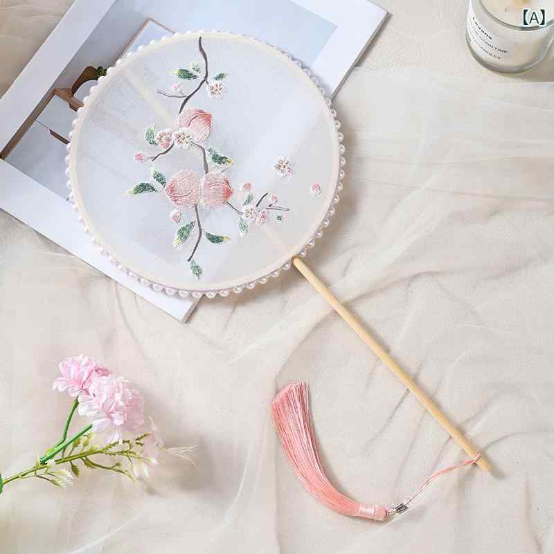 ・カテゴリ: 扇子・スタイル: 新中式・素材: 竹・デザイン展開: 仙桃円扇円手柄、仙桃梅花透かし彫り手柄、仙桃梅花円手柄、仙桃芭蕉透かし彫り手柄、仙桃芭蕉円手柄、仙桃蝶扇