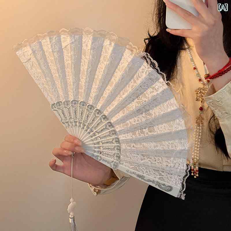 ・カテゴリ: 扇子・素材: プラスチック・骨格素材: プラスチック・カラー展開: ホワイト（タッセルチャーム付き）、ブラック（タッセルチャーム付き）