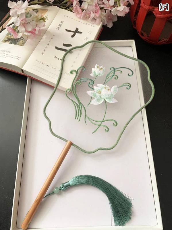 ・カテゴリ: 扇子・主な素材: 綾絹・工芸: 刺繍・カラー展開: 鳳覇天下, 月舞神殇, 長門紅蓮, 古色古香, 八弁花仙鶴, 染指年華, 長歌当歌, 似水流年, 燕笑語兮, 清風扶柳, 夕顔若雪, 宛如紅袖, 此去経年, 夜半飲雨, 幾葉霜楓, 燭影擾人, 孑然憑欄, 天香国色, 闌夜花開, 月華盈河