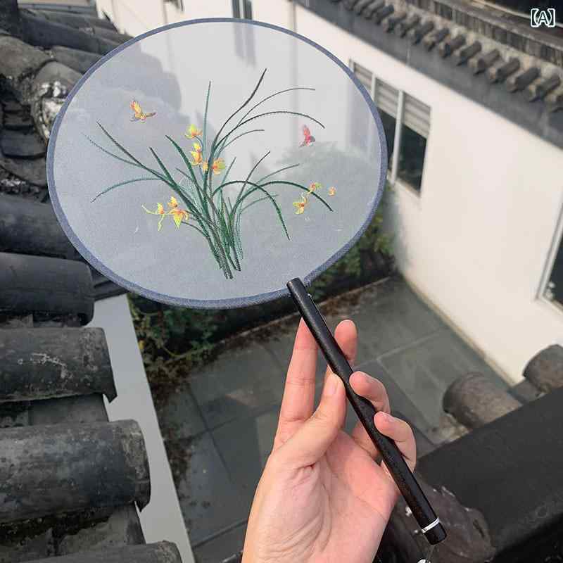 ・カテゴリ: 団扇・素材: 絹・サイズ: 円形・加工: 刺繍・骨組み素材: 木・スタイル: 中国風・カラー展開: 藍幽蘭, 粉寒梅枝頭, 藍竹葉, 緑幽蘭, 緑竹葉, 紫玉蘭, 粉杏花, 緑杏花, 紅蝶, 藍飛上枝頭, 紫蝶, 藍蘇州, 安夏, 白玉蘭, 黄玉蘭, 紫水仙, 金牡丹, 蘭花蝴蝶, 紫藤, 曇花, 兎, 銀蝶牡丹, 梔子花, 緑玉蘭蝶, 粉双荷, 玉蘭, 海棠兎, 粉九尾狐, 黄金鳳凰, 紅黒九尾, 銀竹玉蘭, 米黄牡丹, 粉牡丹, 水藍コーギー, 銀蝶粉牡丹, 紫蓮, 粉九尾, 垂柳と猫, 水藍龍, 黄彼岸花, 粉彼岸花, パンダ, 猫, 紫牡丹, 銀杏金魚, 藍月光蘭草, 黒底蘭, 銀杏魚, 山水, 藍孔雀, 藍蝶蘭草, 紅日群松, 粉桃蝶, 黄銀杏飛鶴, 落花, 黄梅鳥, 水藍群蝶, 黄猫, 緑竹葉パンダ, 藍鈴花, 緑面銀玉蘭蝶, 黄金玉満堂, 藍繡球花, 緑蓮錦鯉, 黒底金玉満堂, 藍銀杏魚, 金縁玉蘭, 淮北, 銀石榴花, 新蘭, 粉猫