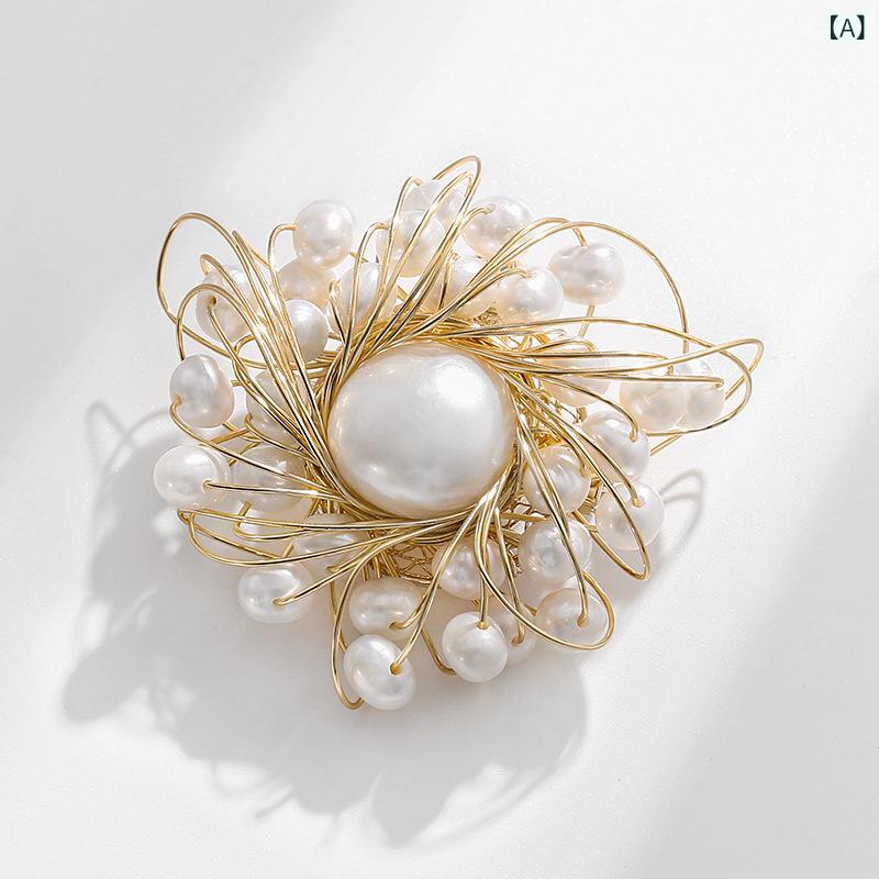 ブローチ レディース 淡水パール カメリア フラワーモチーフ エレガント 上品 デザイン パーティー 結婚式 フォーマル オフィス スーツ ジャケット ワンピース 秋冬 銅製 電気メッキ