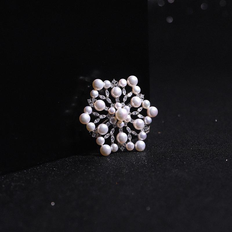 ブローチ レディース 女性用 雪の結晶 スノーフラワー パール パール 花モチーフ 高級感 上品 デザインユニーク ゴールドメッキ スーツ セーター ジャケット ワンピース 普段使い フォーマル カジュアル アクセサリー