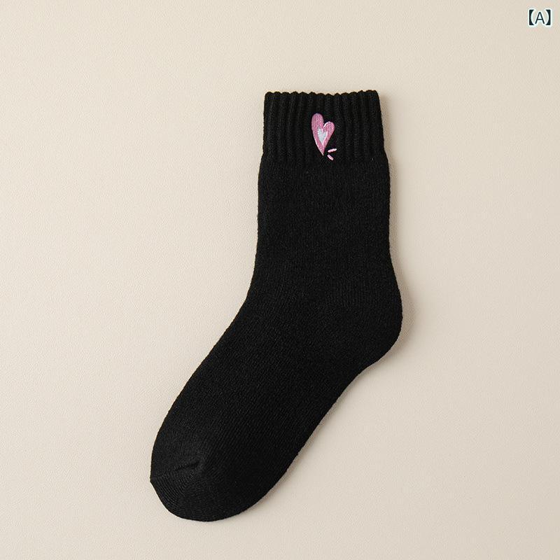 ・カテゴリ: カジュアルソックス・素材: ナイロン、ポリエステル・機能: 防滑、吸汗、防摩擦・柄: 無地、配色、アニマル柄・性別: 女性用・対象年齢: 青年（18-40歳）・レッグ長: ミドル丈・カラー展開: ブラック（ハート）、ブラック（with）、ホワイト（YOU）、ホワイト（KEEP）、ホワイト（HEART）・サイズ展開: フリーサイズ・スタイル: トレンド・製法: シングル針