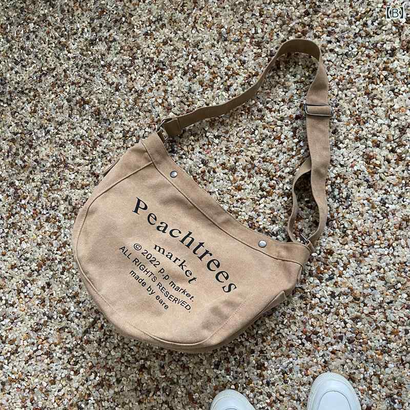 トートバッグ レディース キャンバス 帆布 大容量 大型 英字プリント ワンショルダー 斜め掛け 鞄 デイリーユース 日常使い ストリートカジュアル カーキ ライトベージュ ファスナー開閉 内ポケット付き 横型 スクエア型 やや柔らかめ(x2)