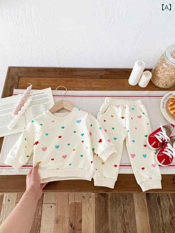 ・性別: ユニセックス・スタイル: 韓国風・セットタイプ: パンツセットアップ・セット点数: 2点セット・ギフトボックス内容: 服装・対象年齢: 1〜3歳・袖丈: 長袖・フード: なし・パンツ丈: ロング丈・生地加工: 柔軟加工・厚さ: 薄手・柄: カートゥーン、迷彩、抽象・デザイン要素: スポーツ、セットアップ、ボヘミアン、田園風、カートゥーン、かわいい、プリント、英国風、プリンセス、トレンド、キャンディ、欧米風・主な素材: 綿95%・安全基準: A類・開閉スタイル: プルオーバー・カラー展開: カラフルハート、レッドハート・サイズ展開: 73cm、80cm、90cm、100cm、110cm・カテゴリ: キッズセットアップ