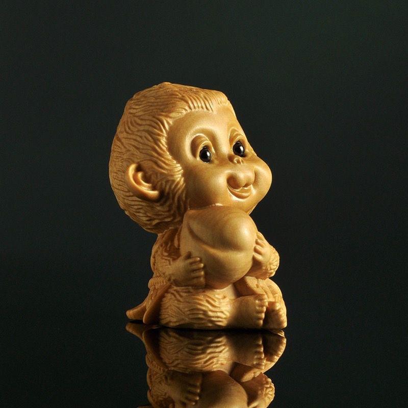 インテリア 置物 木製 無垢材 手彫り 猿 モンキー 桃抱き 干支 縁起物 開運 ラッキーアイテム キャラクター かわいい ユニーク オブジェ 掌玩物 デスク飾り 部屋飾り
