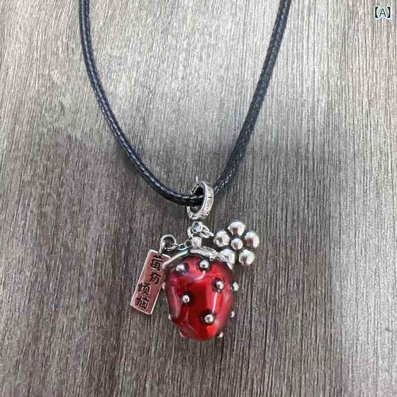 ネックレス レディース 女性用 いちごモチーフ ストロベリー 小ぶり 華奢 個性的なデザイン 軽やかな高級感 高見え 上品 普段使い デイリーユース コーデ自在 真鍮製 アクセサリー