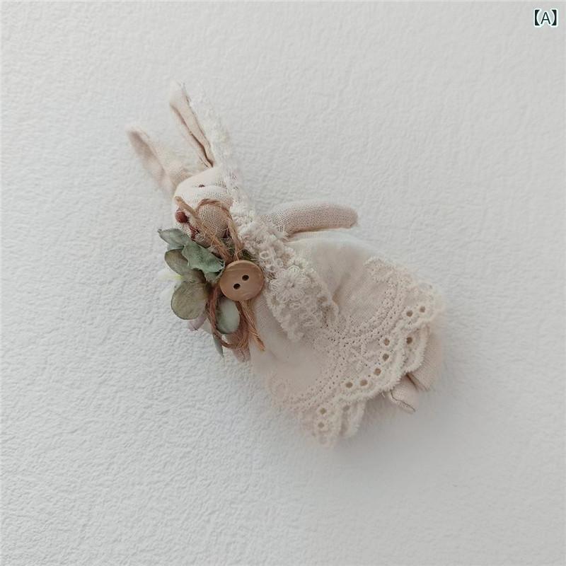 ブローチ レディース 綿麻 布製 スカートうさぎ アニマル キャラクター かわいい ナチュラル 森ガール風 清楚 フェミニン 普段使い お出かけ 装飾 小物 ベージュ ピンク ブルー