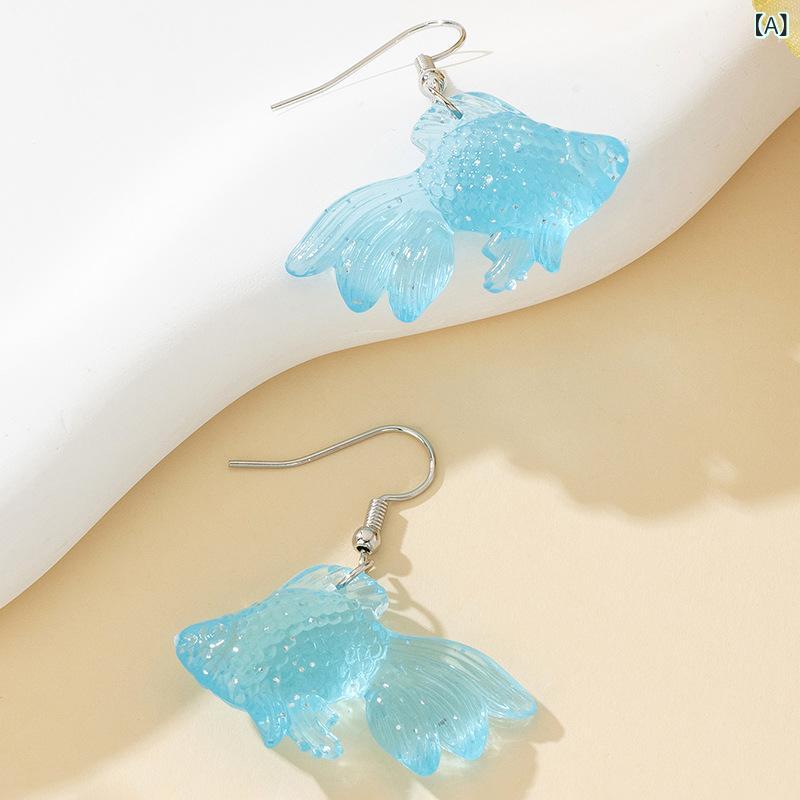 樂天商城 - ピアス イヤリング レディース 七色に光る 金魚 錦鯉 モチーフ カラフル ポップ 遊び心 乙女心 デザイン 個性的 幸運 樹脂製 お出かけ 普段使い